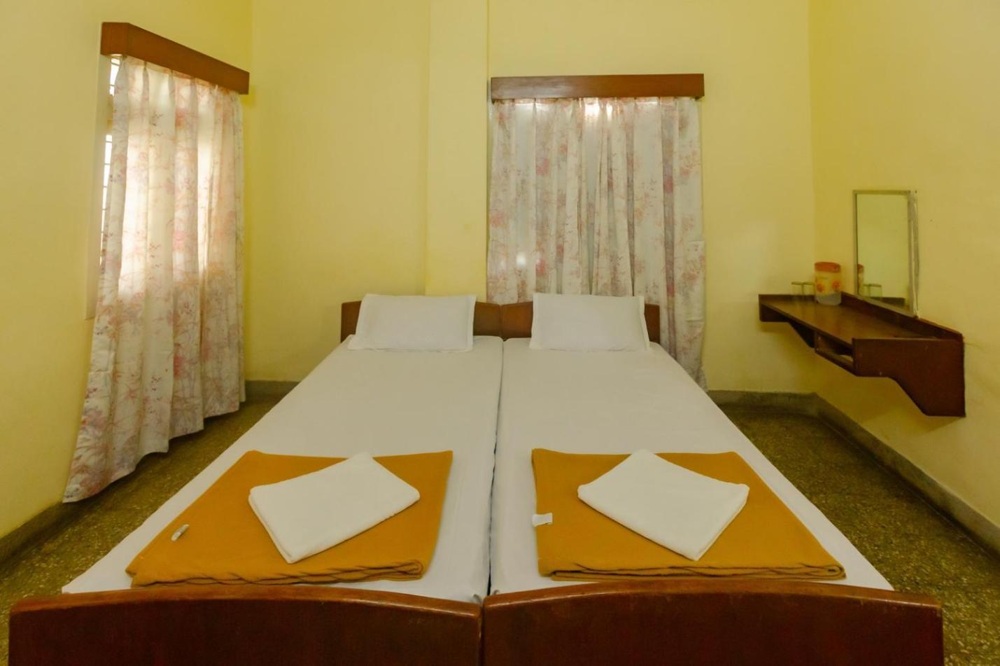 Sri Ramakrishna Hotel Bangalore Buitenkant foto