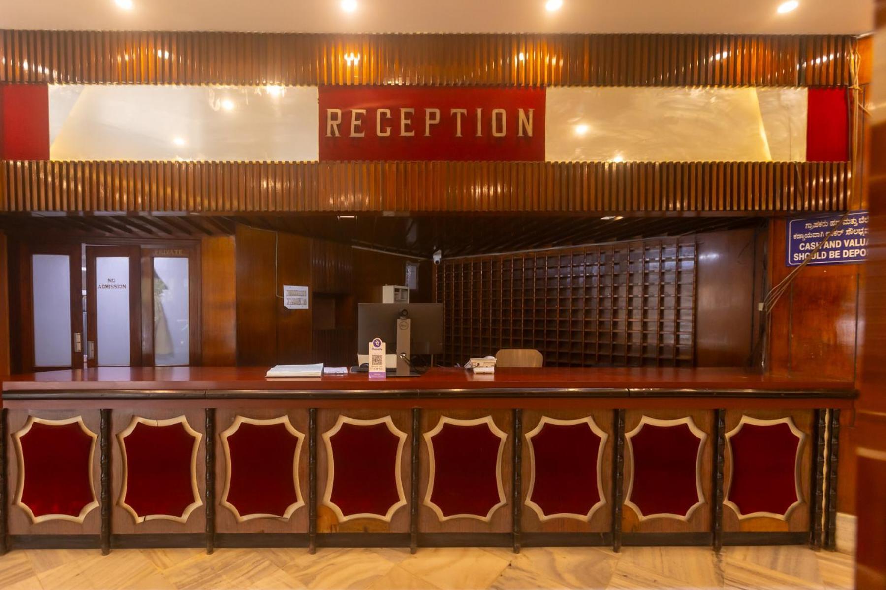 Sri Ramakrishna Hotel Bangalore Buitenkant foto