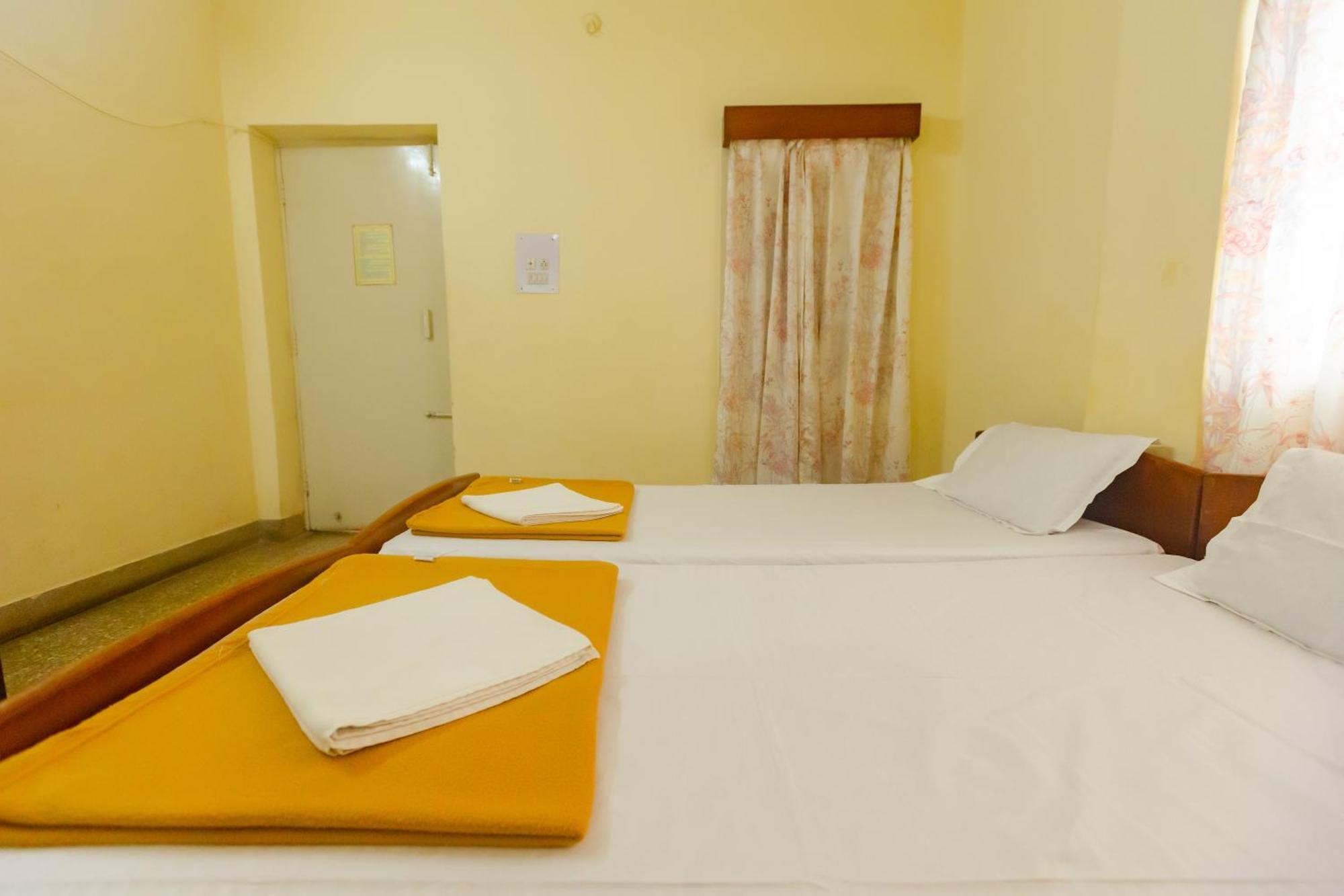 Sri Ramakrishna Hotel Bangalore Buitenkant foto