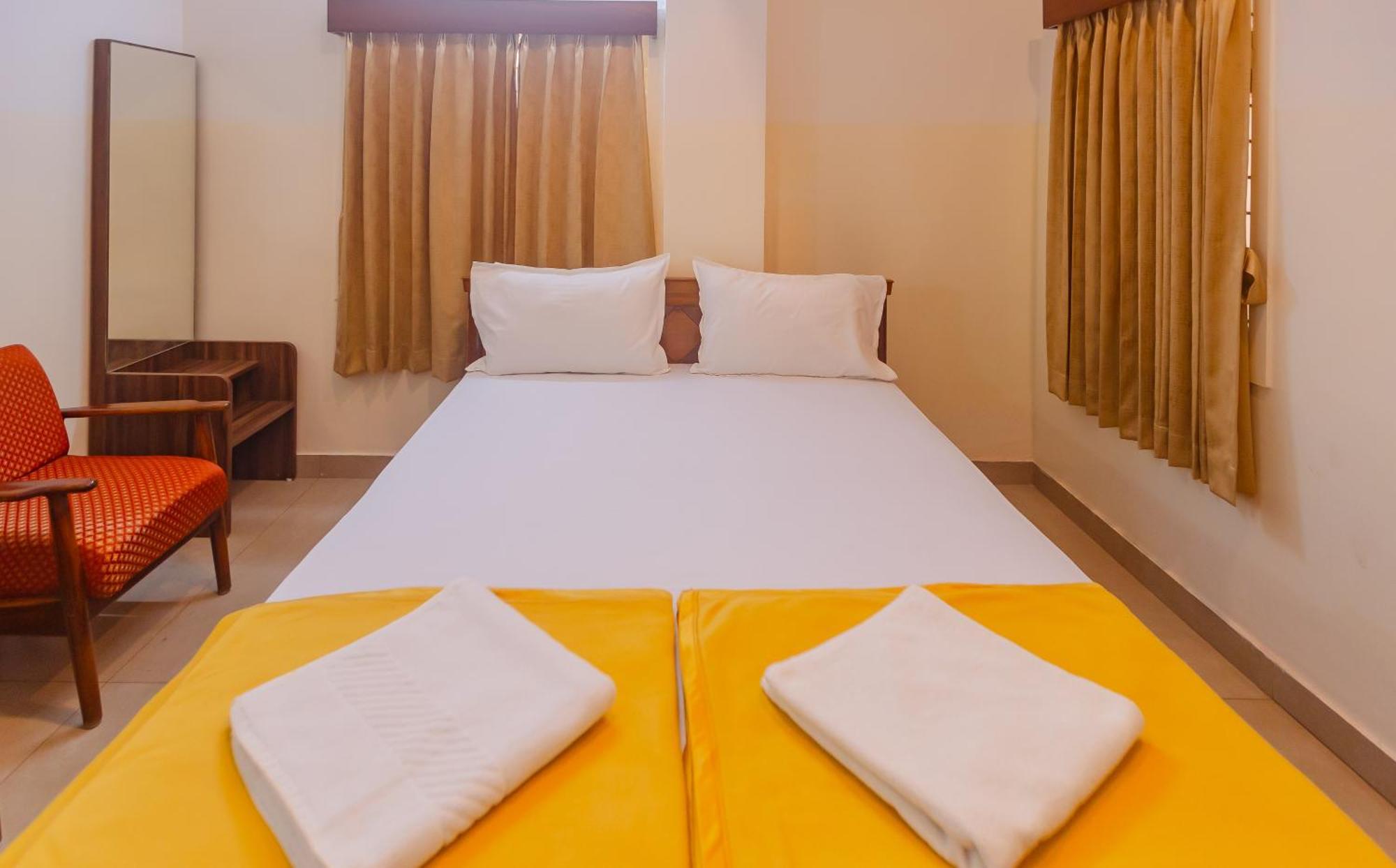 Sri Ramakrishna Hotel Bangalore Buitenkant foto