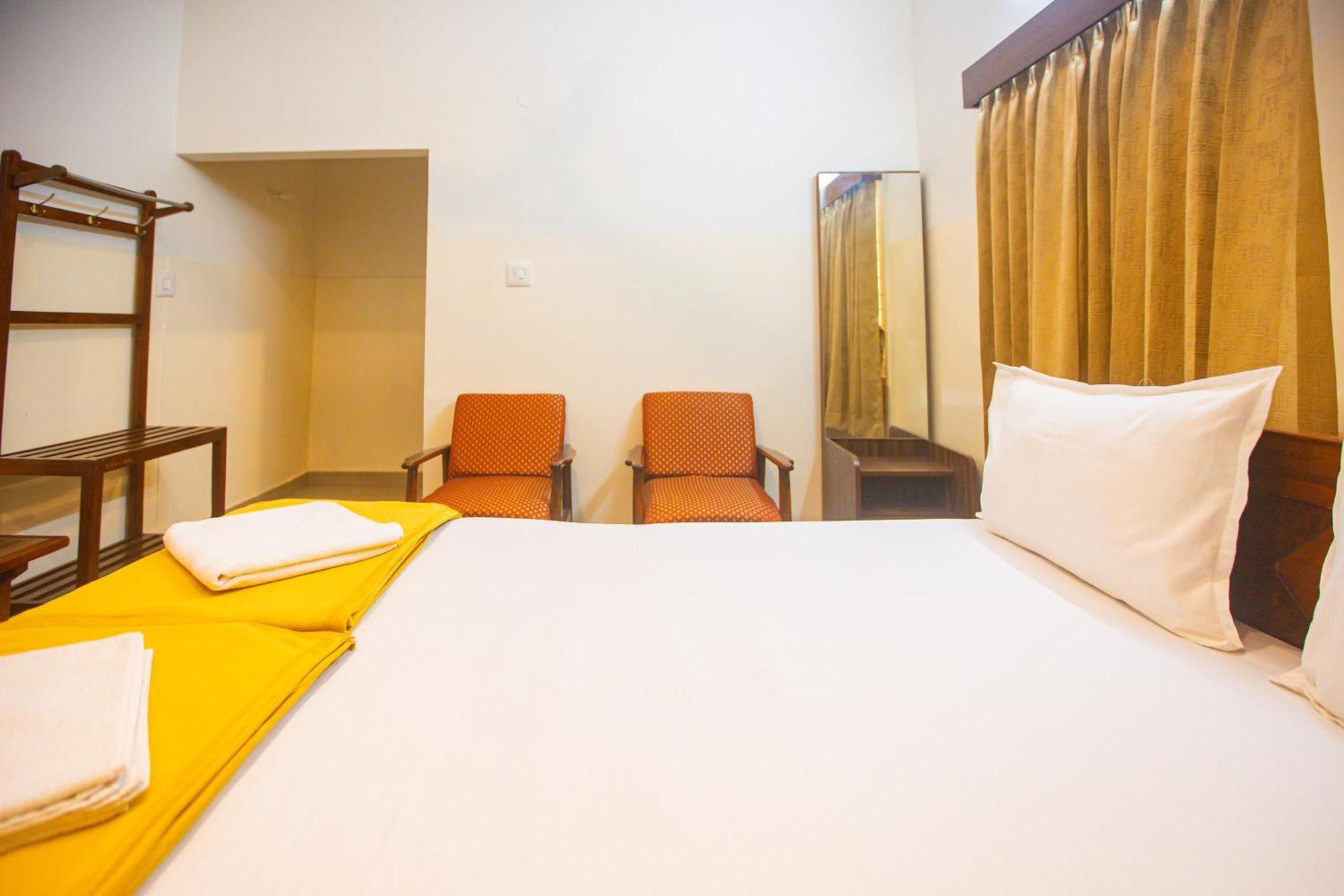 Sri Ramakrishna Hotel Bangalore Buitenkant foto