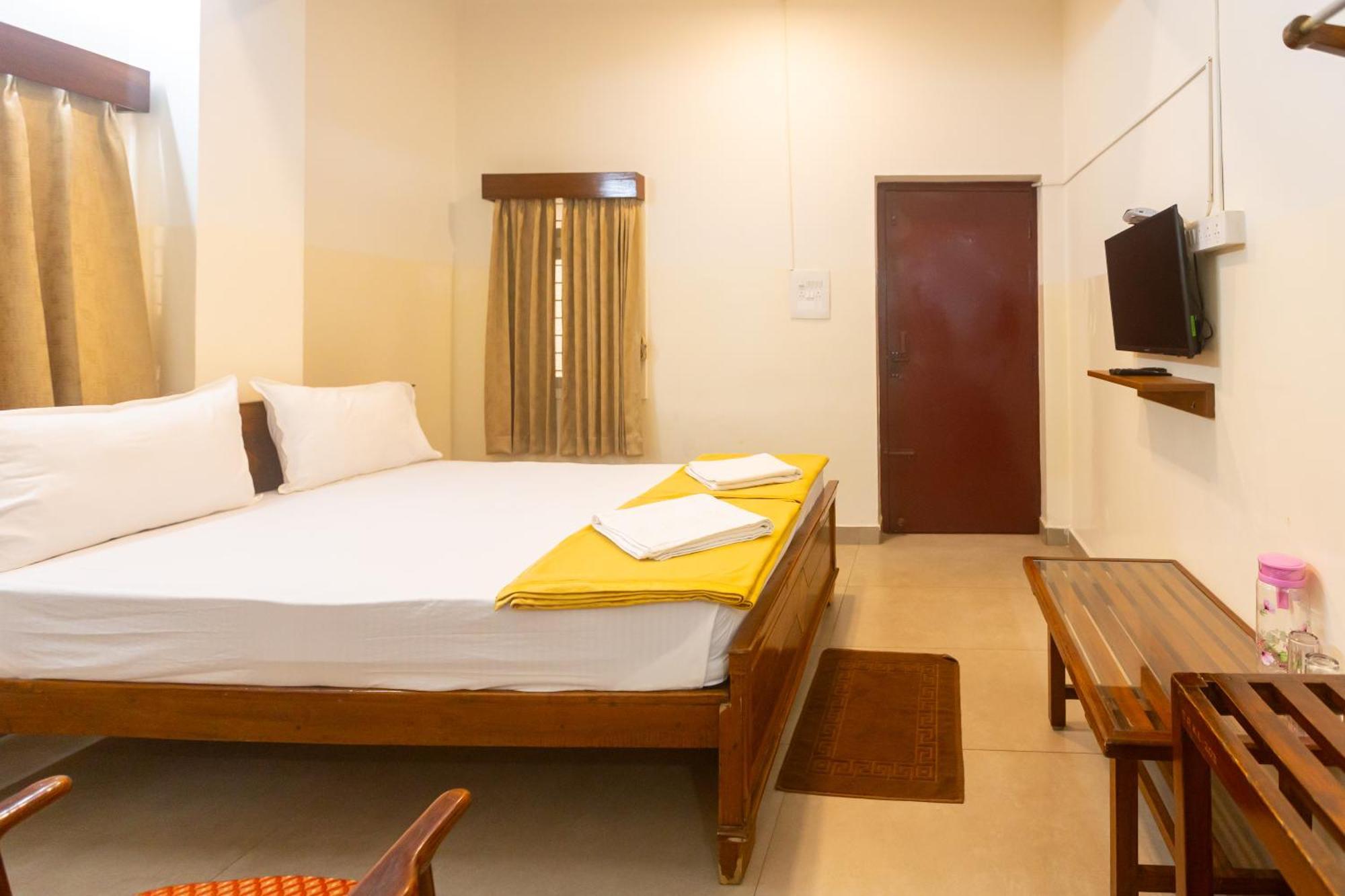 Sri Ramakrishna Hotel Bangalore Buitenkant foto