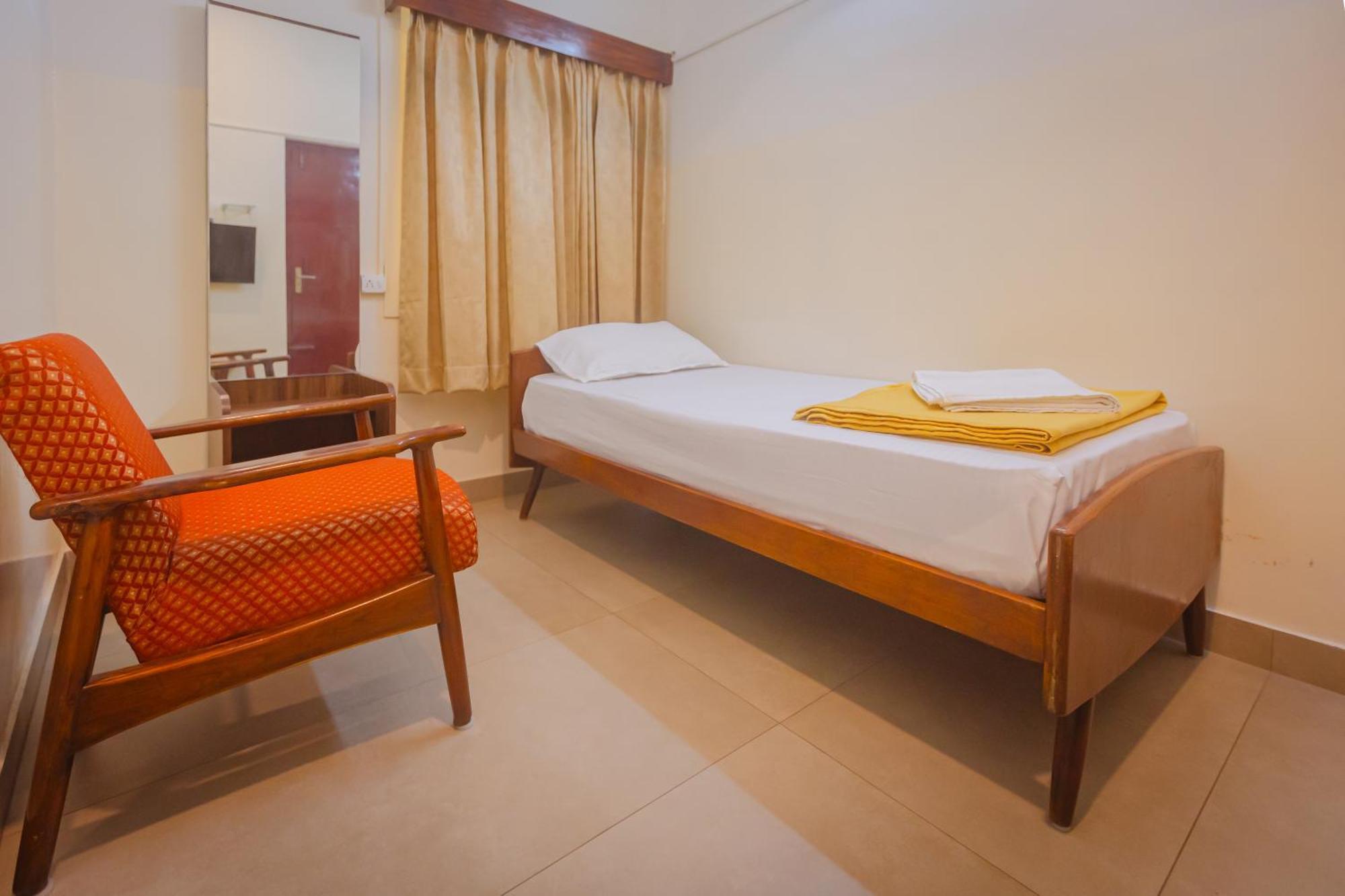 Sri Ramakrishna Hotel Bangalore Buitenkant foto