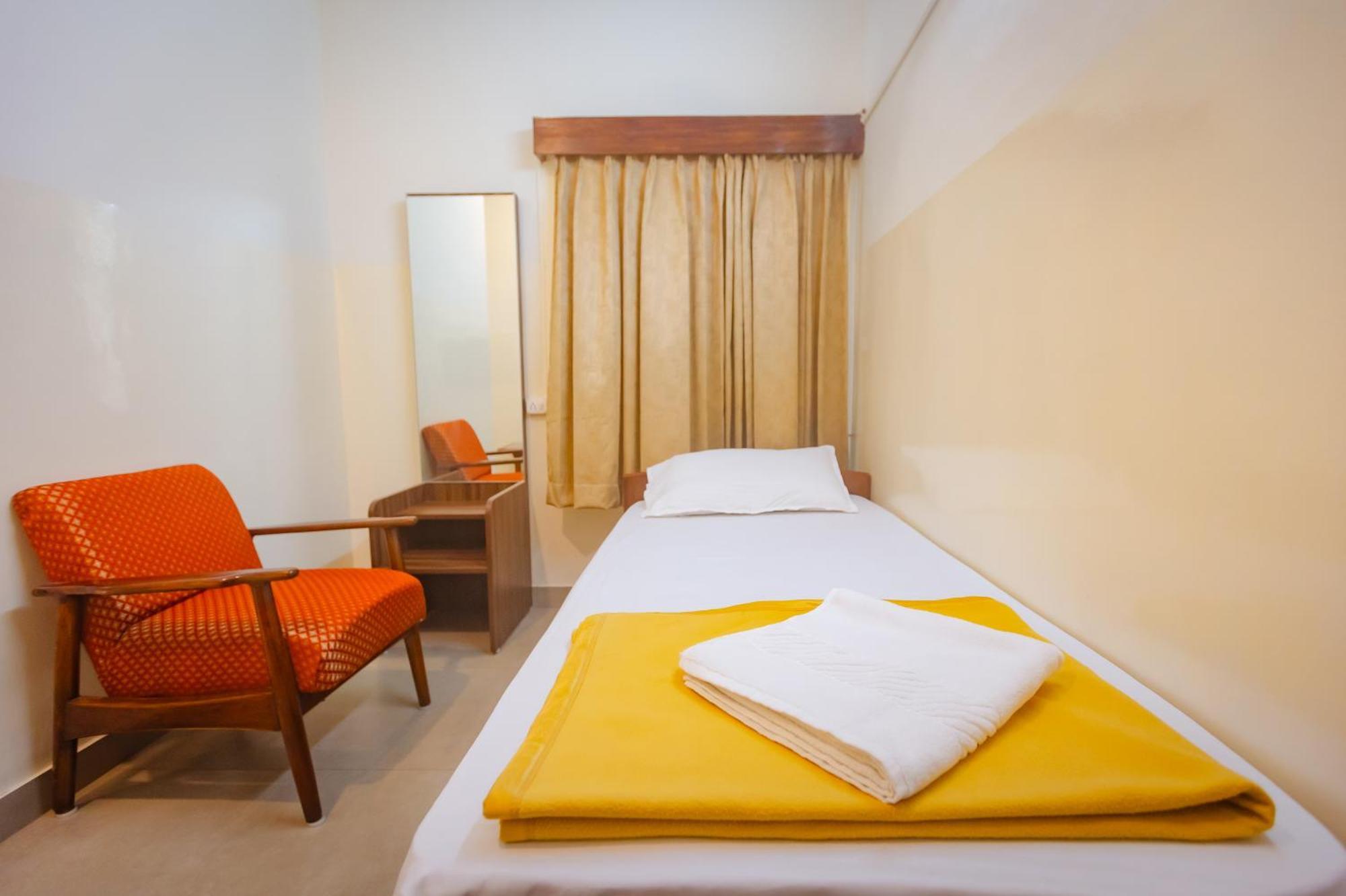 Sri Ramakrishna Hotel Bangalore Buitenkant foto